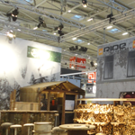 ispo, k2 sports, kai sarnes, haikai, tiki carving, totem, caracter design, design, internationale fachmesse für sportmode, sportartikel, k2 sports europe, messebau, messestand, totem, kannada, usa, münchen, bauer und companions, tarek shaer, international, schnitzen, logo, baumstamm, holz, kettensäge, marketing, peter schaffrath, bildhauer, snaowboard, schutzgeist 