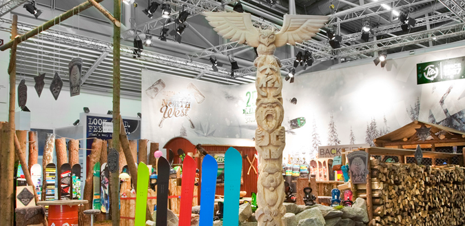 ispo, k2 sports, kai sarnes, haikai, tiki carving, totem, caracter design, design, internationale fachmesse für sportmode, sportartikel, k2 sports europe, messebau, messestand, totem, kannada, usa, münchen, bauer und companions, tarek shaer, international, schnitzen, logo, baumstamm, holz, kettensäge, marketing, peter schaffrath, bildhauer, snaowboard, schutzgeist 