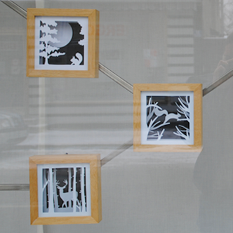 hrs-gemeinschaftspraxis, shop window design, Dekoration, Kai Sarnes, Scherenschnitt, Paper Cutting, Schaufenster, Zahnärzte, Design, Konzept, neustadt an der donau, eichenholz, bildkästen, anita haller, marcus rueppel, thomas sikora, praxis 